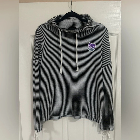 NWOT Women’s GAMEDAY COUTURE NBA Sacramento Kings Striped Black White Sweater Sm - Picture 1 of 8